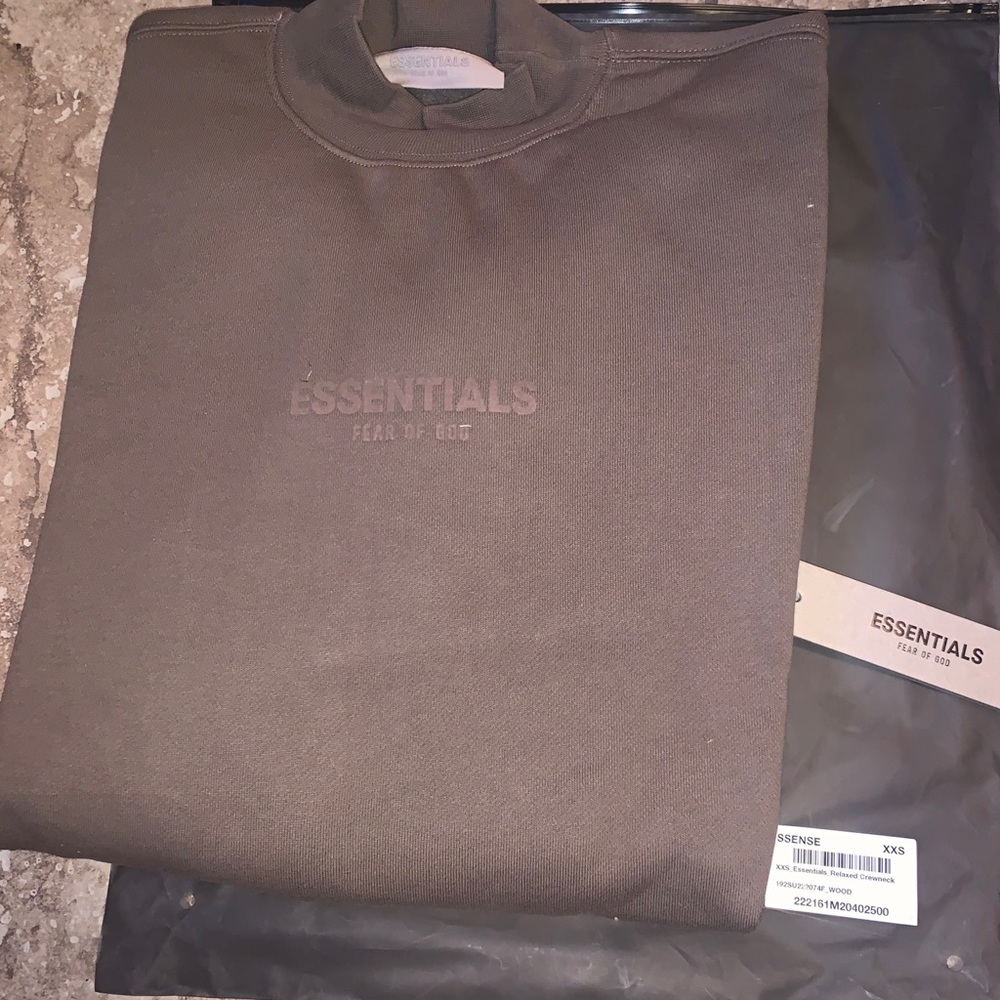 Essentials crew neck long sleeve new with bag and tags wood color